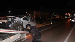 İki otomobil kafa kafaya çarpıştı; Yaralılar var