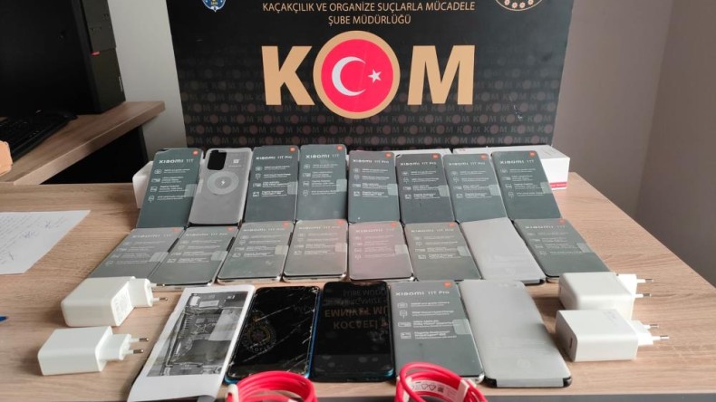 Durdurulan araçtan 21 kaçak telefon ele geçirildi