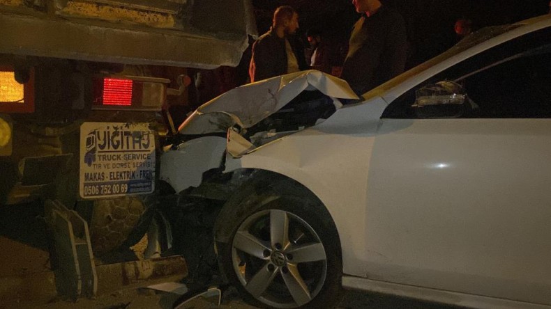 Park halindeki kamyona çarpan araç pert oldu