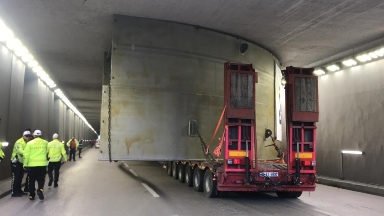 Tırın taşıdığı platform tünele sıkıştı