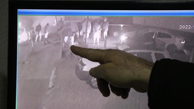 Kendi galerilerinin önünde ölesiye darp edildiler