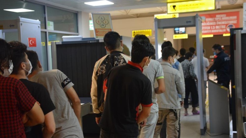 Kocaeli’de 67 düzensiz göçmen sınır dışı edildi