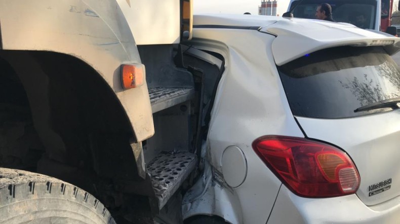 Tankerle otomobil birbirine girdi; Yaralılar var