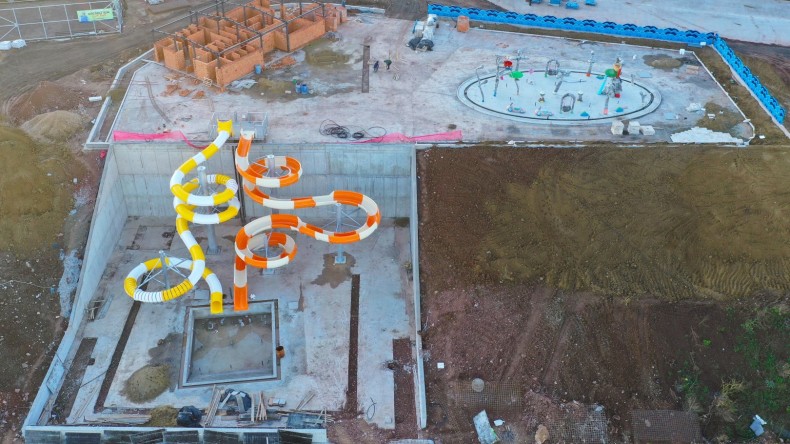 Çift kaydıraklı aquapark şekillenmeye başladı