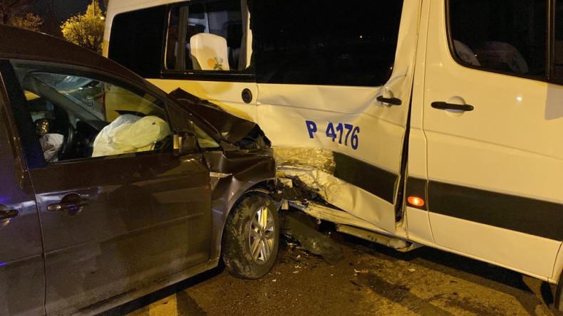 Servis minibüsü ile çarpışan ticari araç hurdaya döndü
