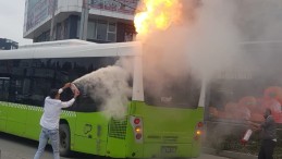 Belediye otobüsü alev alev yandı