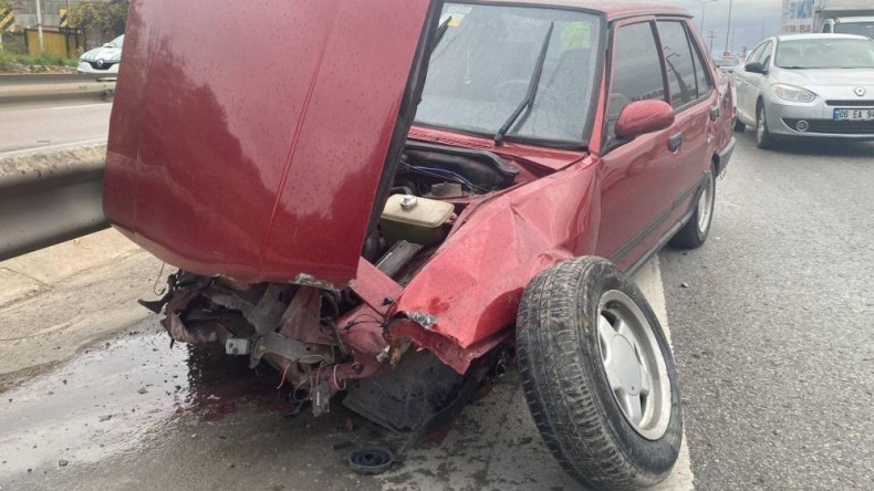 Bariyerlere çarpan otomobilin sürücüsü ölümden döndü