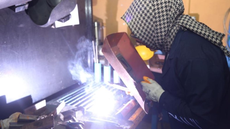 2 çocuk annesi, dantel dantel kaynak işliyor