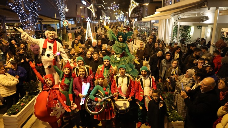 Başkan Hürriyet Cebesoy Sokağın ışıklarını halkla birlikte yaktı