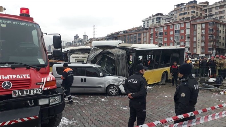 Tramvay ile otobüs çarpıştı: Yaralılar var