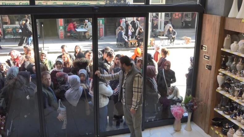 Mağaza açılışında hem aldılar hem kırdılar