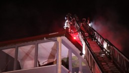 Alevlere teslim olurken üzerine moloz düştü