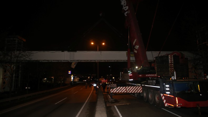 Emniyet Müdürlüğü üstgeçidine 44 metrelik çelik tabliye