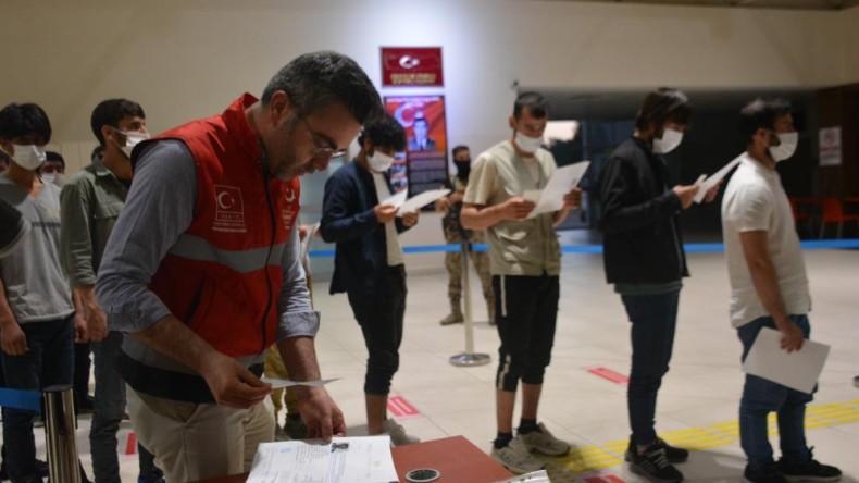 Tırın dorsesinden 95 kaçak göçmen çıktı