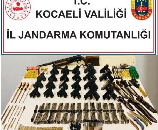 Onlarca tabanca, yüzlerce fişek ele geçirildi