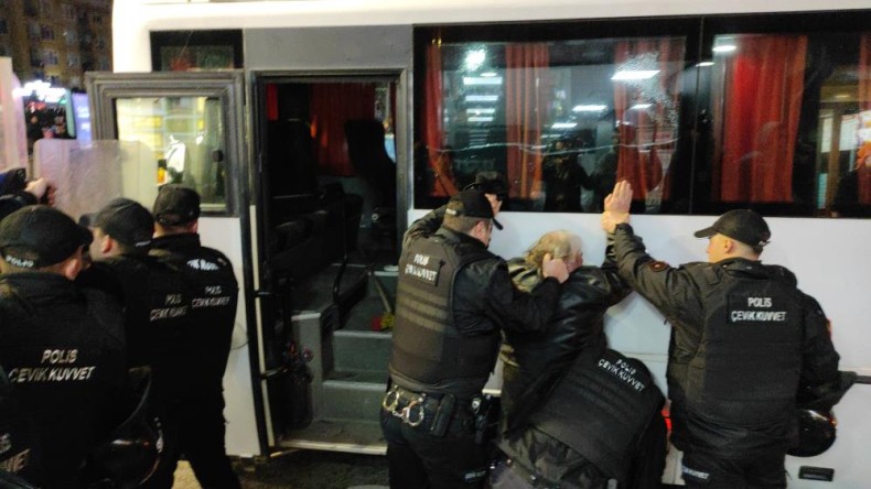 HDP’lilerin izinsiz eylemine polis müdahalesi