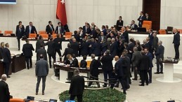 Mecliste gerilim; Milletvekili hastaneye kaldırıldı