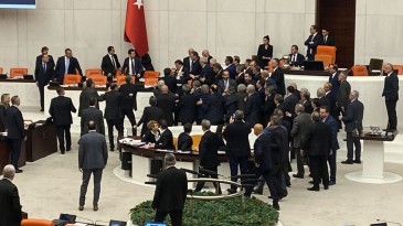 Mecliste gerilim; Milletvekili hastaneye kaldırıldı