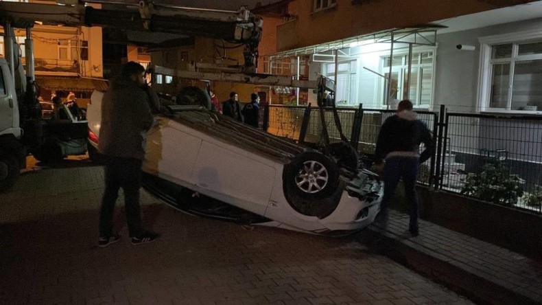 İzmit’te otomobil takla attı; Anne ve 2 çocuğu yaralı…