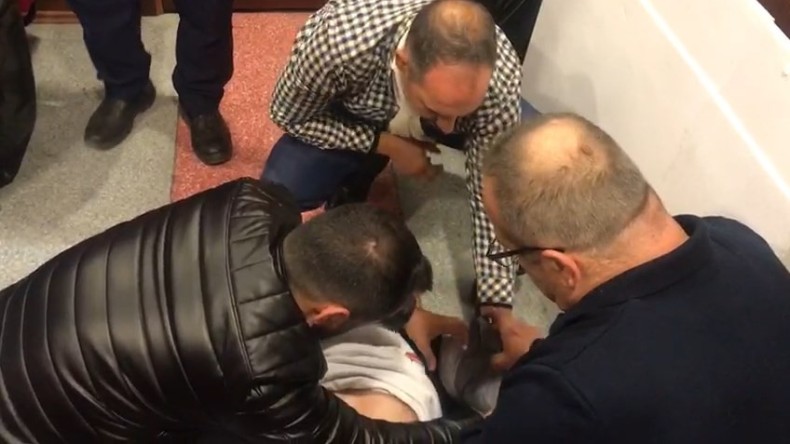 İzmit Belediye Meclis Toplantısında vatandaş fenalaştı