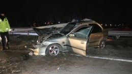 D-100’de feci kaza: Bariyerlere giren otomobil kağıt gibi ezildi