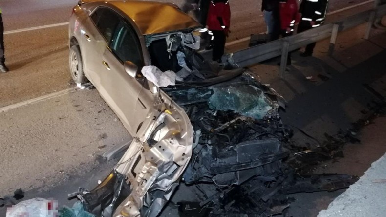 Kocaeli’de feci kaza; Otomobil bariyerlere ok gibi saplandı