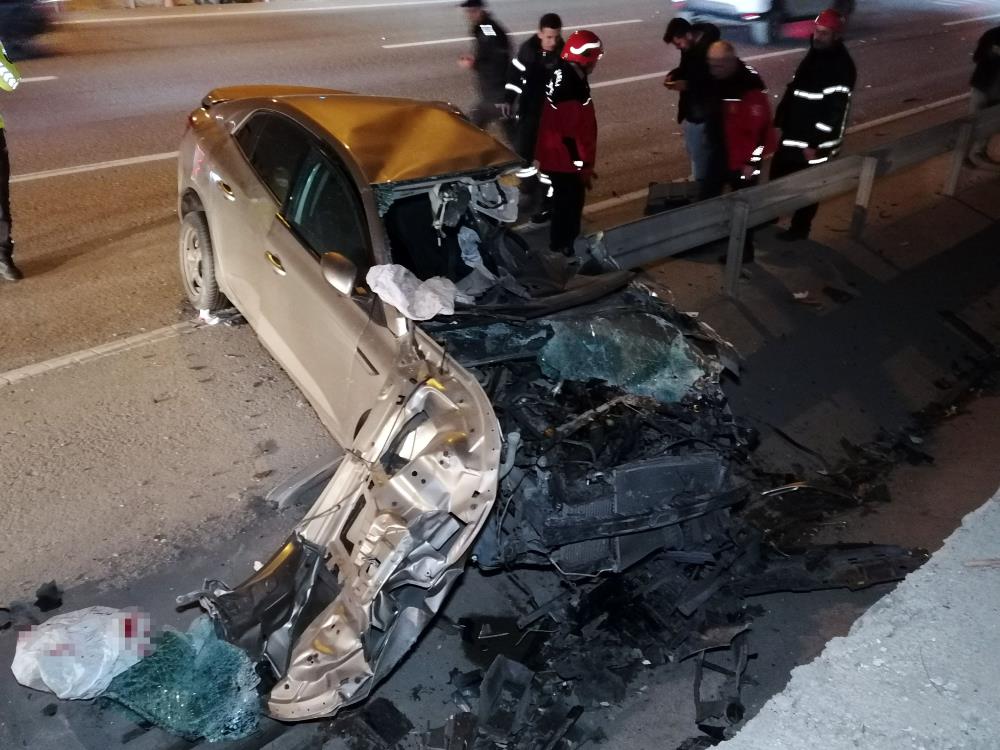 Kocaeli’de feci kaza; Otomobil bariyerlere ok gibi saplandı