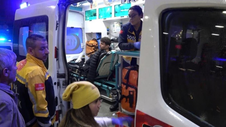 Yolda yürüyen şahsı bıçaklayıp kaçtılar