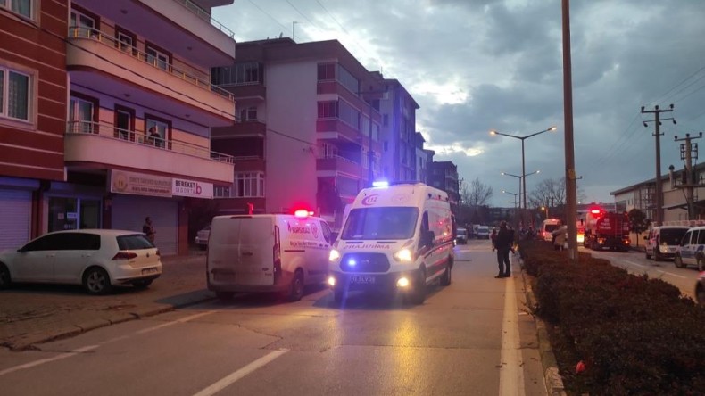 Kadın evini ateşe verdi, kadını itfaiye kurtardı