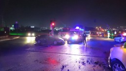 Hafif ticari araç ile otomobil çarpıştı: Yaralılar var