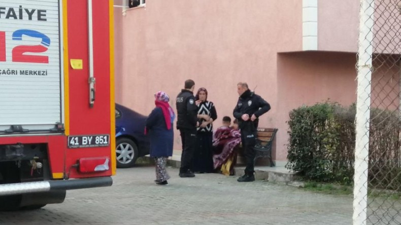 Kocaeli’de korkutan yangın: 3 çocuğuyla alevlerden kaçtı