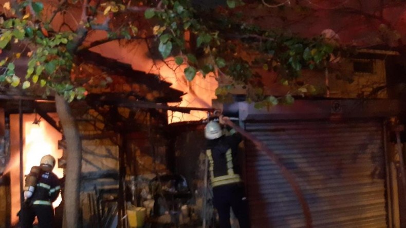 Gecekondu alevlere teslim oldu