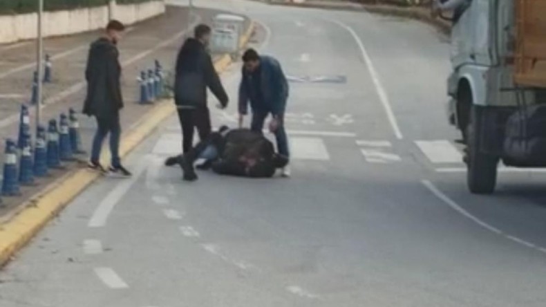 İki öğrenci okul çıkışında yumruk yumruğa birbirine girdi