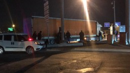 Yakalandığını anlayan düzensiz göçmenler kaçmak için dorsenin brandalarını deldi