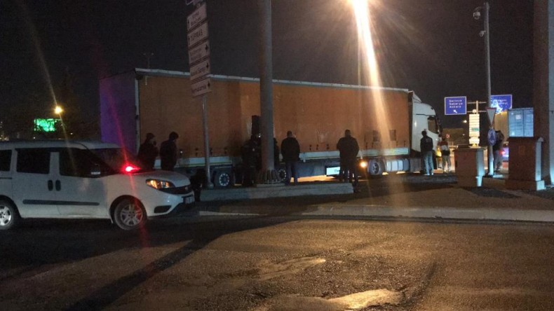 Yakalandığını anlayan düzensiz göçmenler kaçmak için dorsenin brandalarını deldi