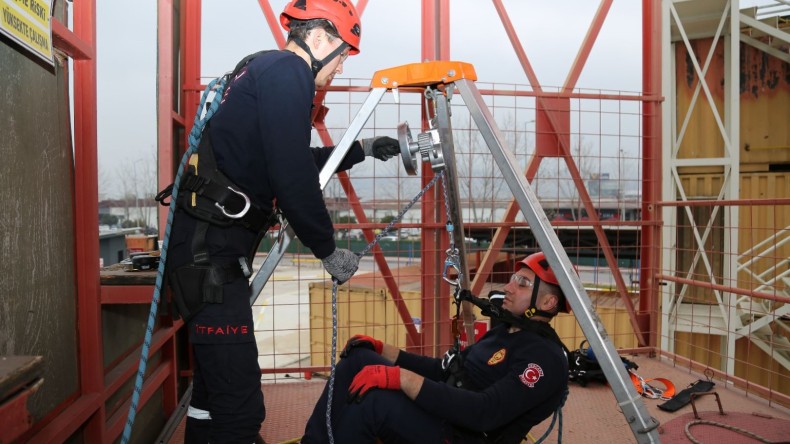 İtfaiye stajyerlerini mesleğe hazırlıyor
