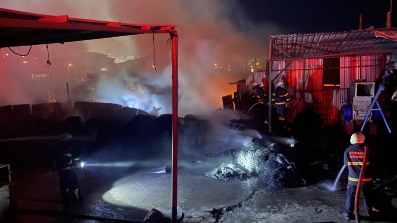 Geri dönüşüm deposu yangını palet imalathanesine sıçradı