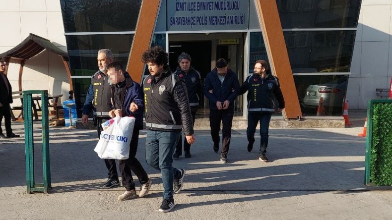 Evli genç kız, sevgilisini döven eski erkek arkadaşını bıçakladı