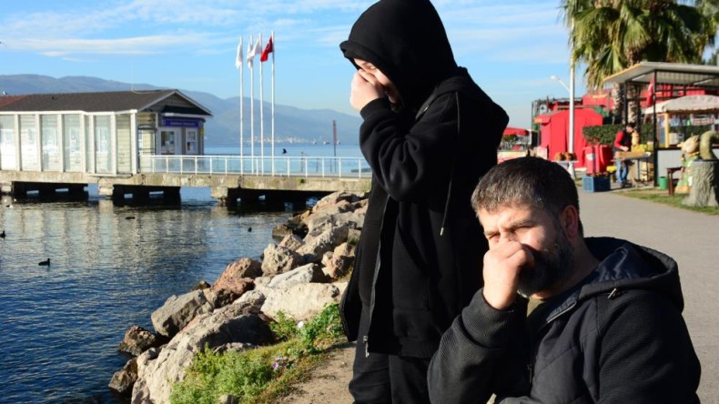 Sahilde yürüyen vatandaşlar kokunun etkisinden burunlarını tutuyor