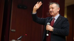 Başkan Büyükakın, “Vesayeti ve parmak sallama dönemlerini bitirdi”