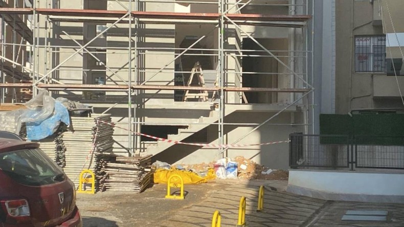 Takım elbiseli şahıs, inşaatın önünde ölü bulundu