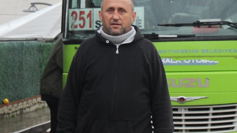 Rahatsızlanan yolcuyu 3 dakikada hastaneye yetiştirdi