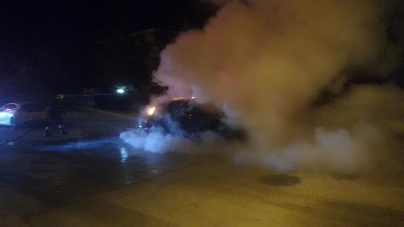 Park halindeki otomobil alev topuna döndü