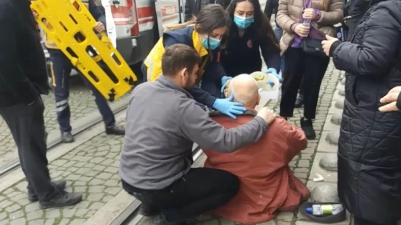 Tramvaya çarpan yaya hastanelik oldu
