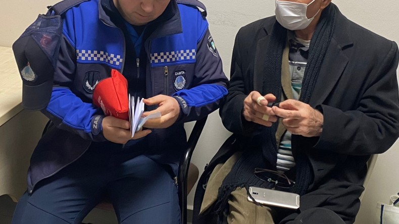 İzmit Zabıta, pazarda bulunan 10 bin 950 TL’yi sahibine ulaştırdı