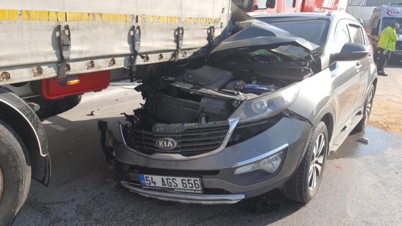 Yanan otomobile yardım etmek için durmaya çalışan tıra çarptı
