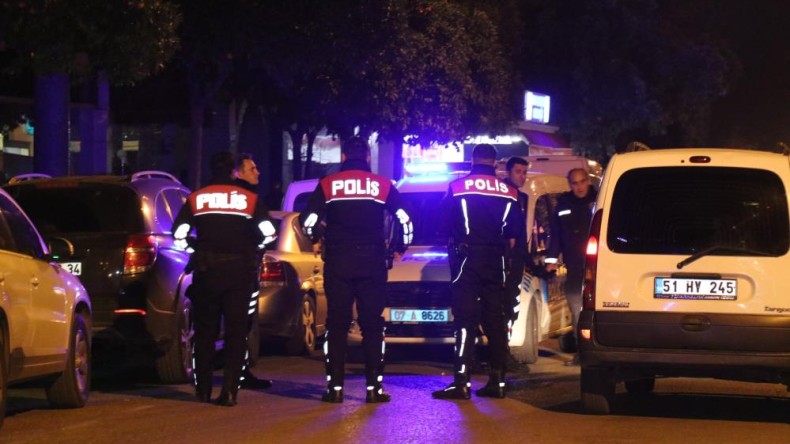 Oğlu tarafından bıçaklanan kadın yaralı halde markete sığındı