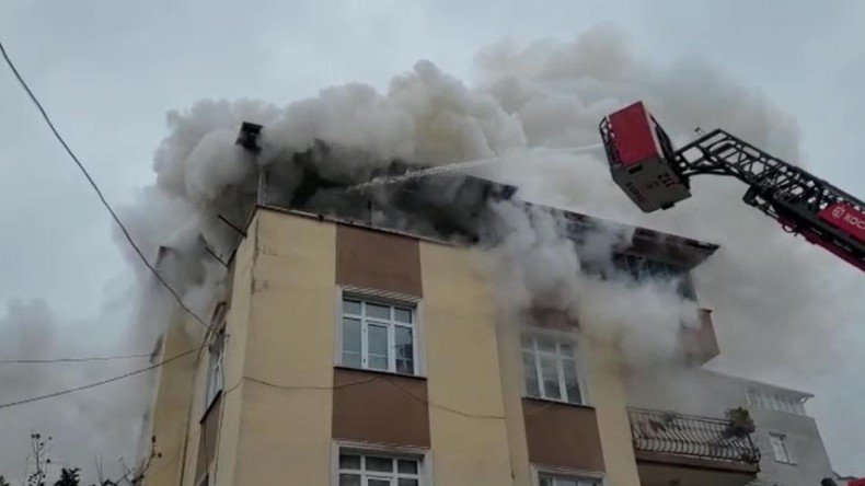 Binanın çatı katı alevlere teslim oldu