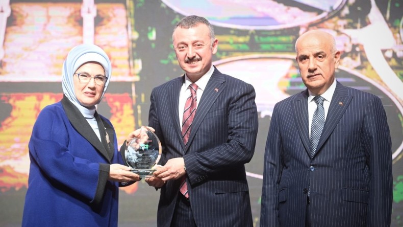 Emine Erdoğan’dan Başkan Büyükakın’a teşekkür plaketi