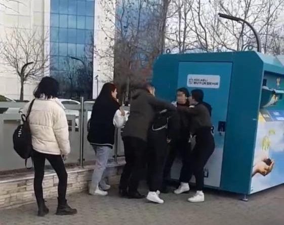 Liseli kızların, şok cihazlı kavgası